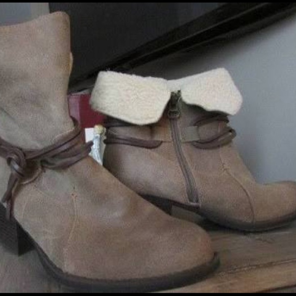 Sporto Tan Heeled Boots with Strap Detail - Picture 8 of 10
